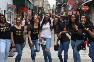NOLA BLOG WHAT TO WEAR GILRS ON BOURBON