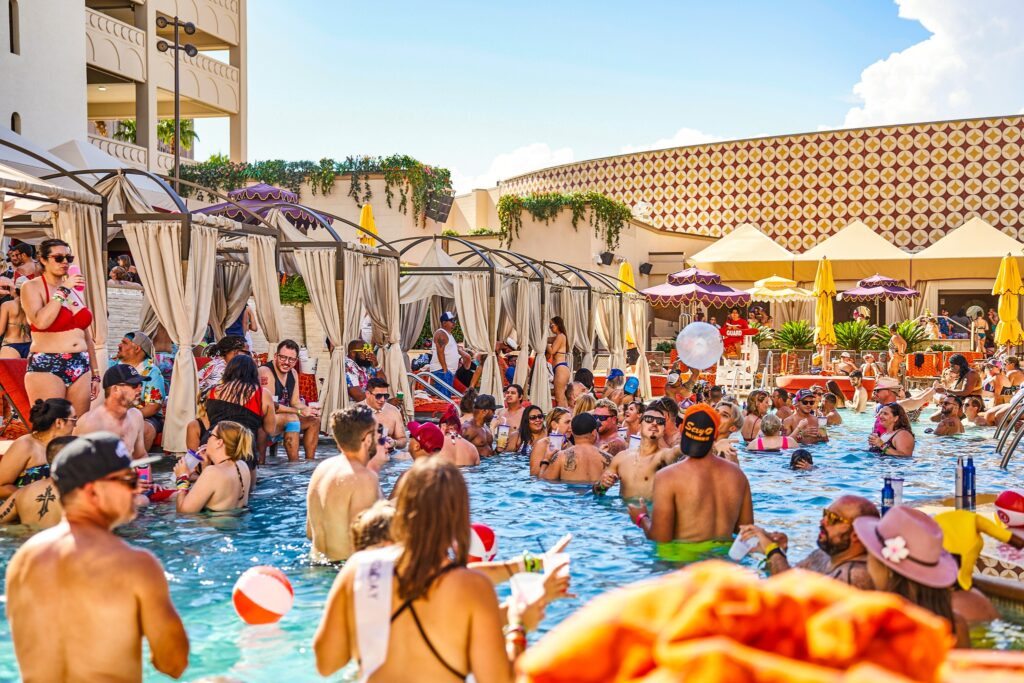 Why Vegas Pool Parties Are The Best Parties I've Ever Been To – Travel à la  Tendelle