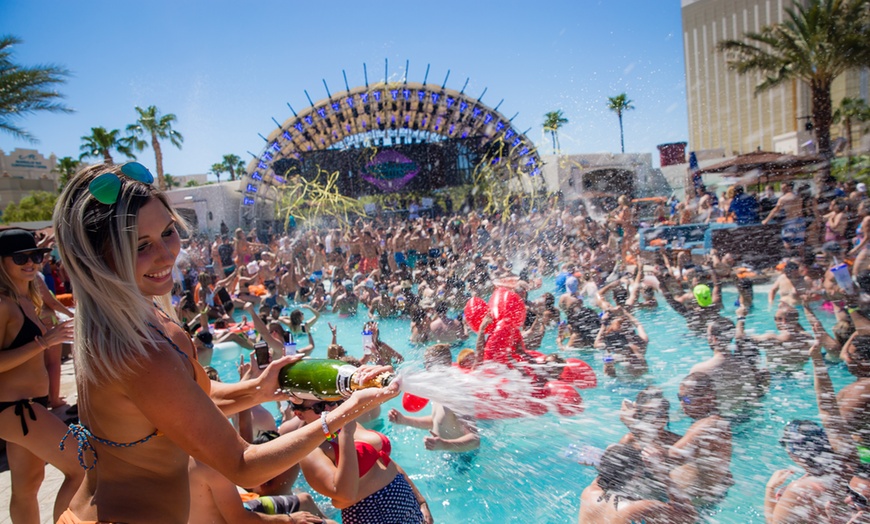 Las Vegas pool parties: a right royal knees-up, Las Vegas holidays